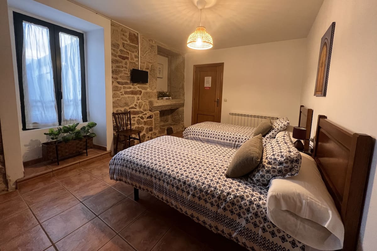 Chambre avec lits jumeaux, accessible aux personnes à mobilité réduite