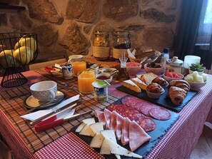 Daily full breakfast (EUR 7 per person) - Galicia GetAway - A Casa dos Cancelos (Vilagarcia de Arousa)