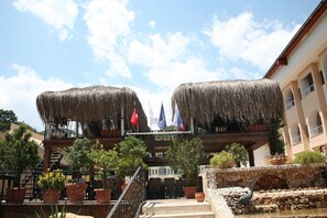 2 restaurants, breakfast, lunch, dinner served; international cuisine 