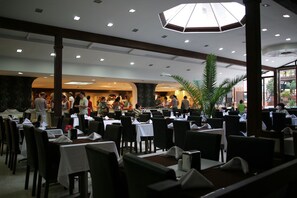 2 restaurants, breakfast, lunch, dinner served; international cuisine 