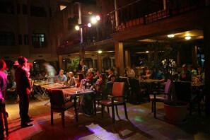 2 restaurantes; se sirve desayuno, almuerzo y cena