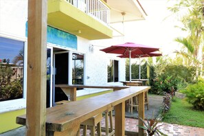 숙박 시설 정면 - 저녁/밤