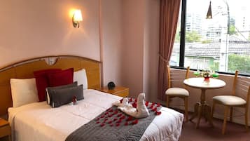 Ropa de cama de alta calidad, edredones de plumas, minibar y caja fuerte