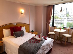 Premium bedding, down comforters, minibar, in-room safe - Hostal de la Mancha (Quito)