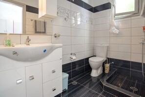 Apartment, 2 Bedrooms (I) | Bathroom | Shower, free toiletries, hair dryer, towels