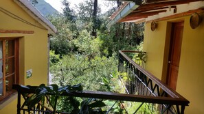 Indoor wedding - Wayras Hostal (Ollantaytambo)