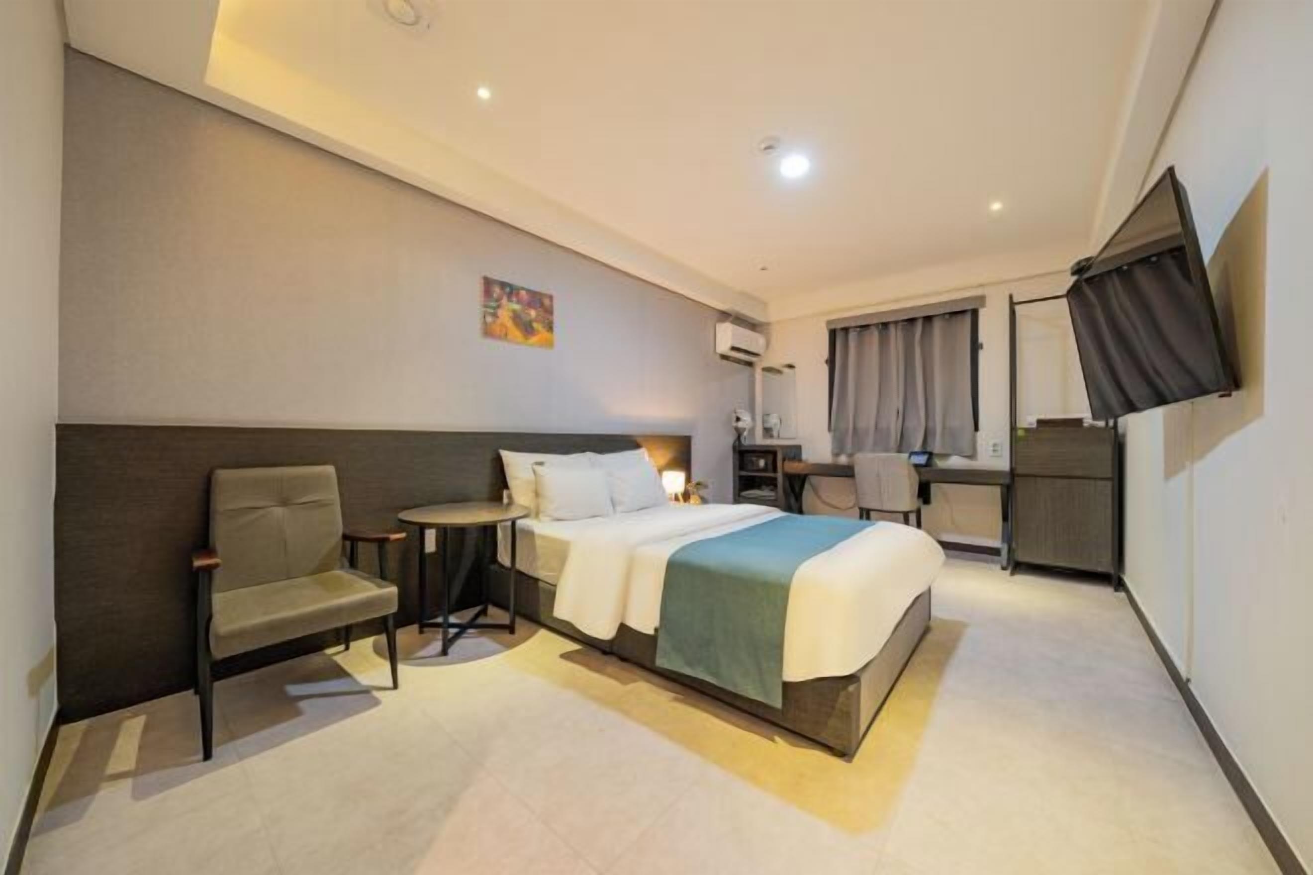 Premium bedding, down comforters, minibar, in-room safe