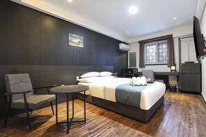 1 habitación, ropa de cama de alta calidad, cubrecamas y minibar 