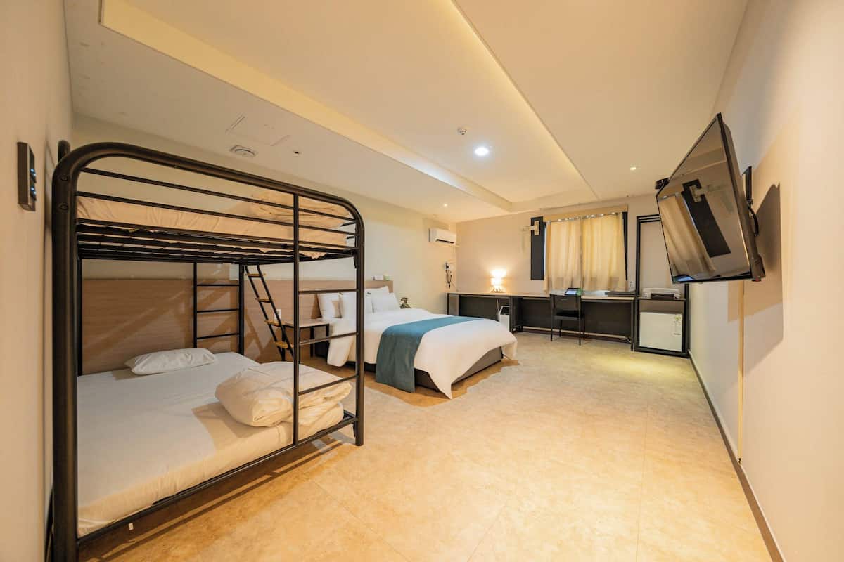 1 habitación, ropa de cama de alta calidad, cubrecamas y minibar