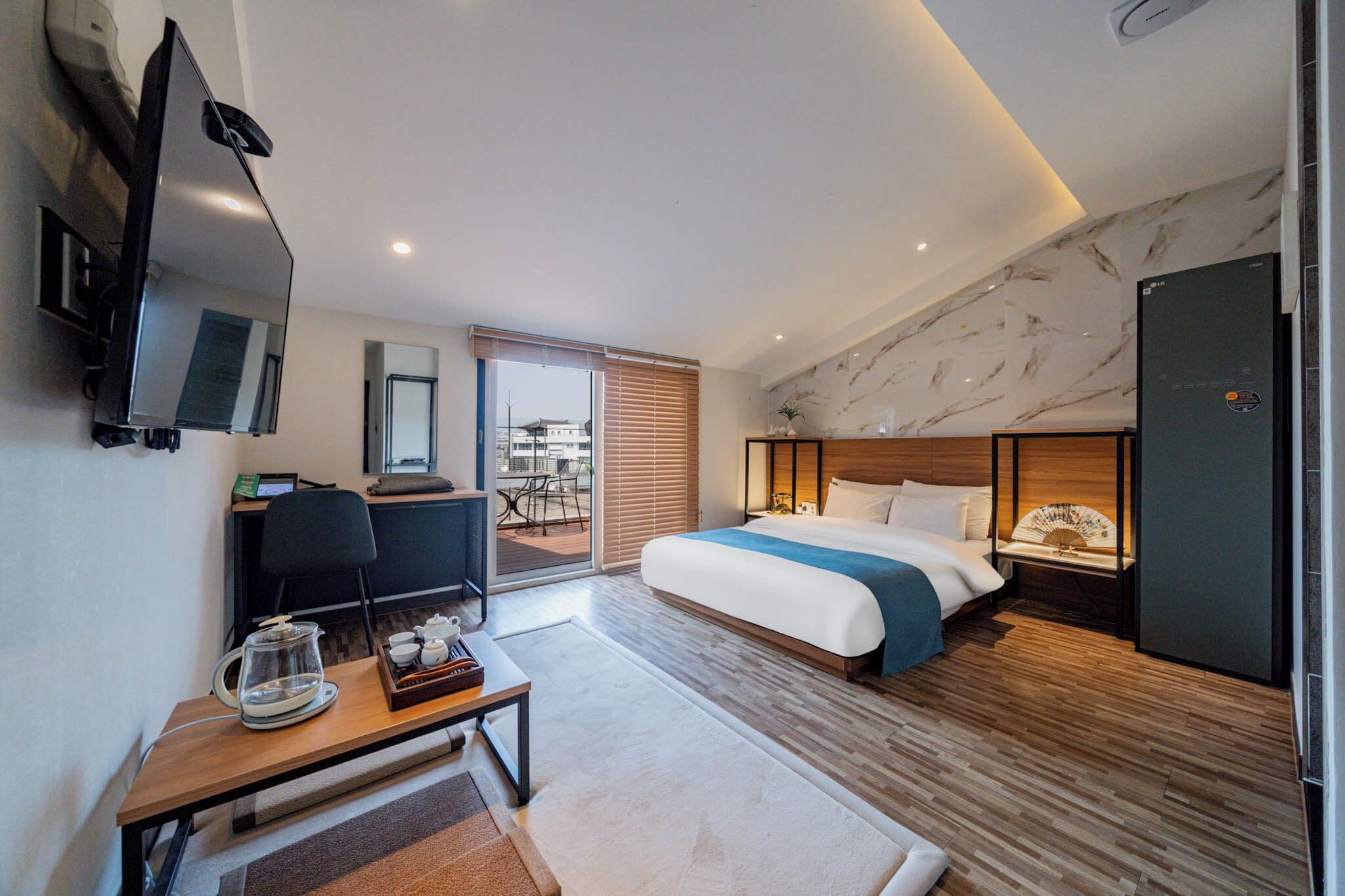 Design Suite, 1 Queen Bed, Non Smoking, City View | Premium bedding, down comforters, minibar, in-room safe