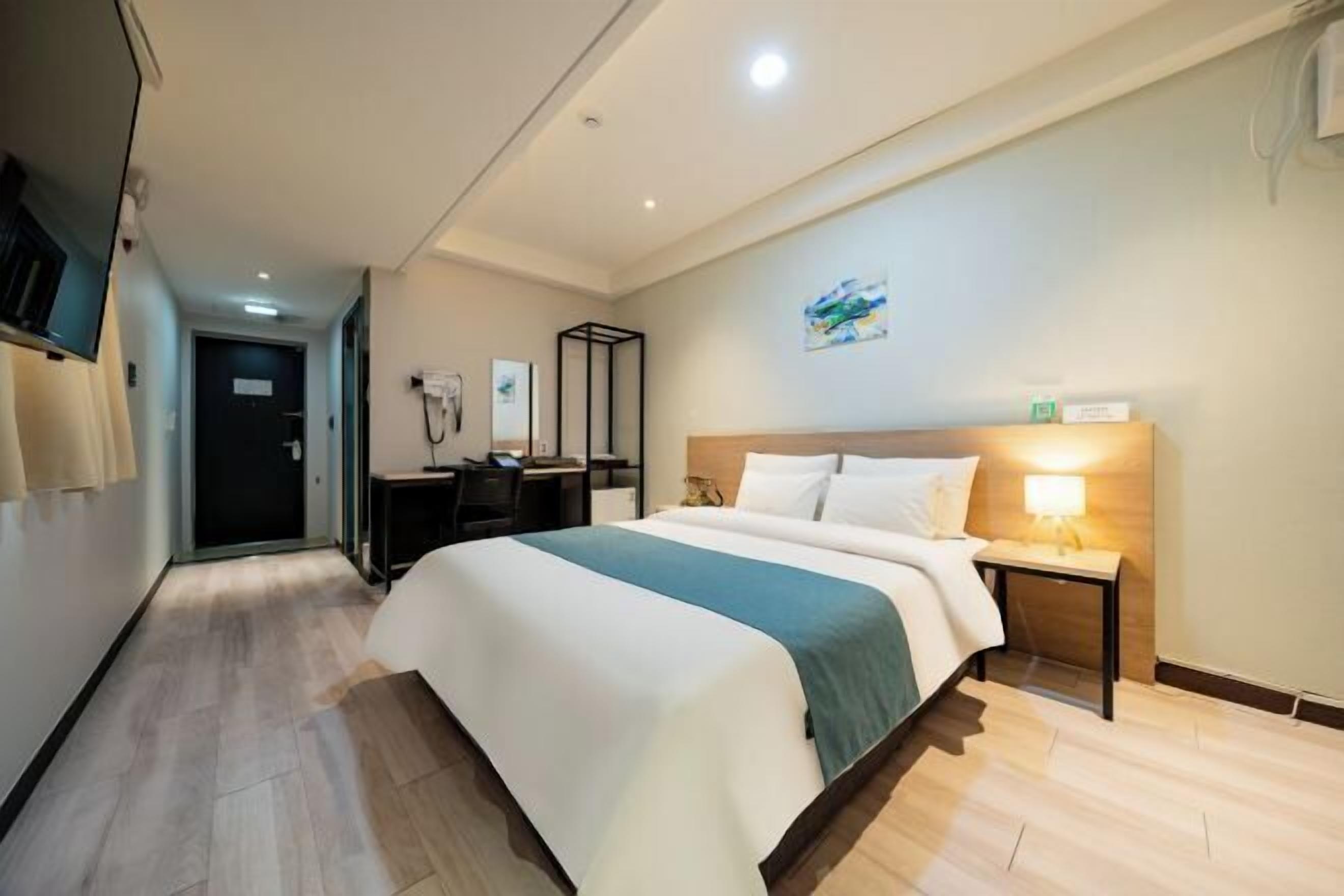 Premium bedding, down comforters, minibar, in-room safe