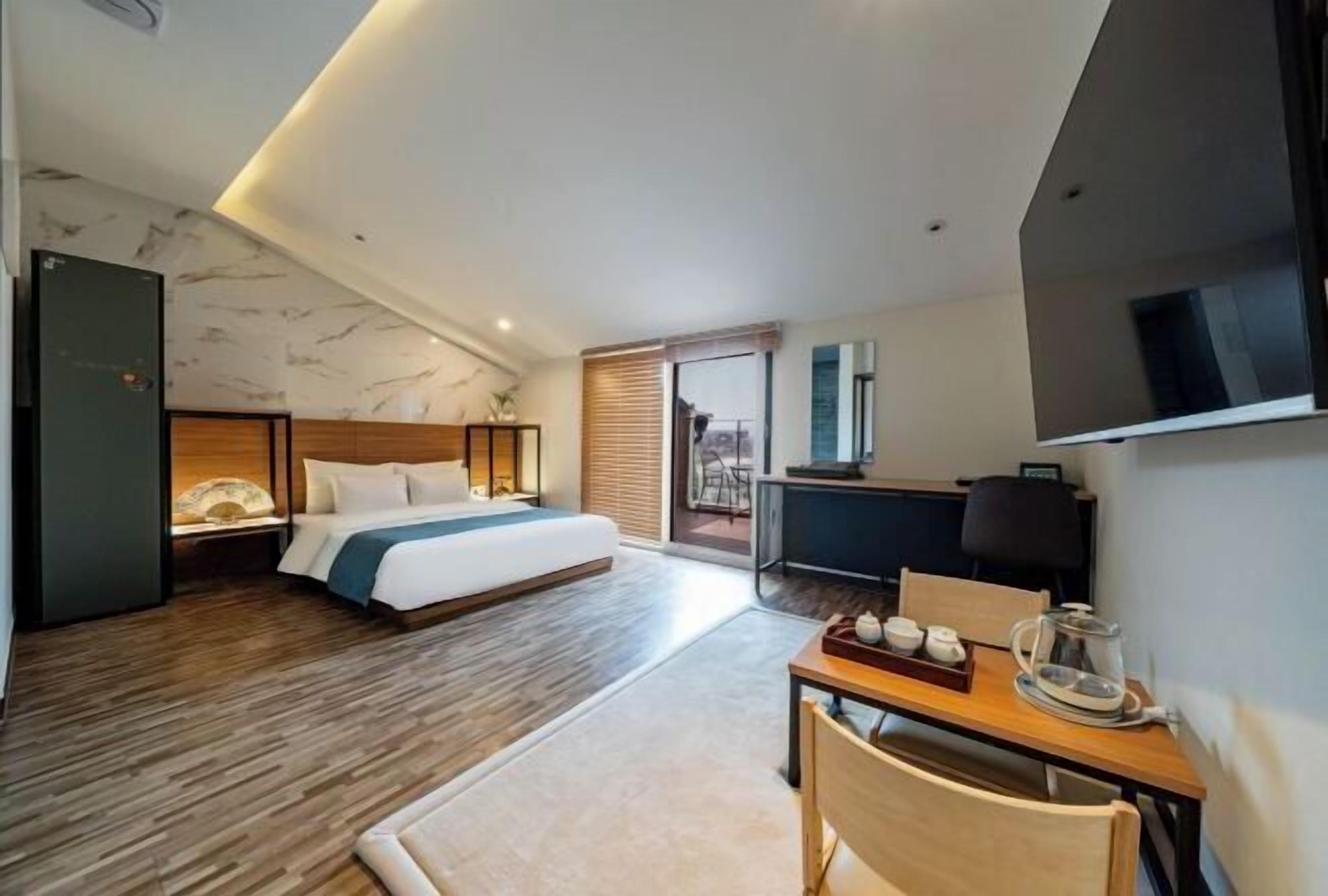 Premium bedding, down comforters, minibar, in-room safe