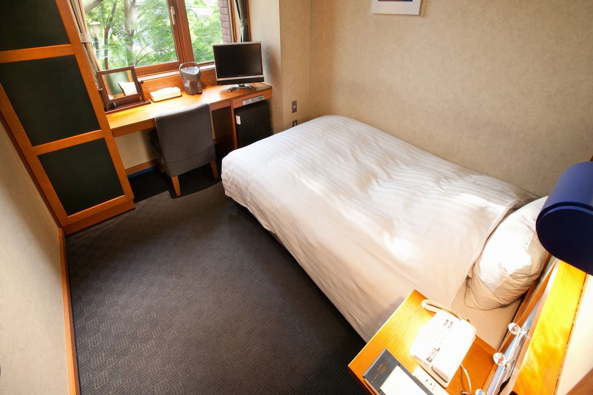 Minibar, cortinas blackout, wifi gratis y ropa de cama