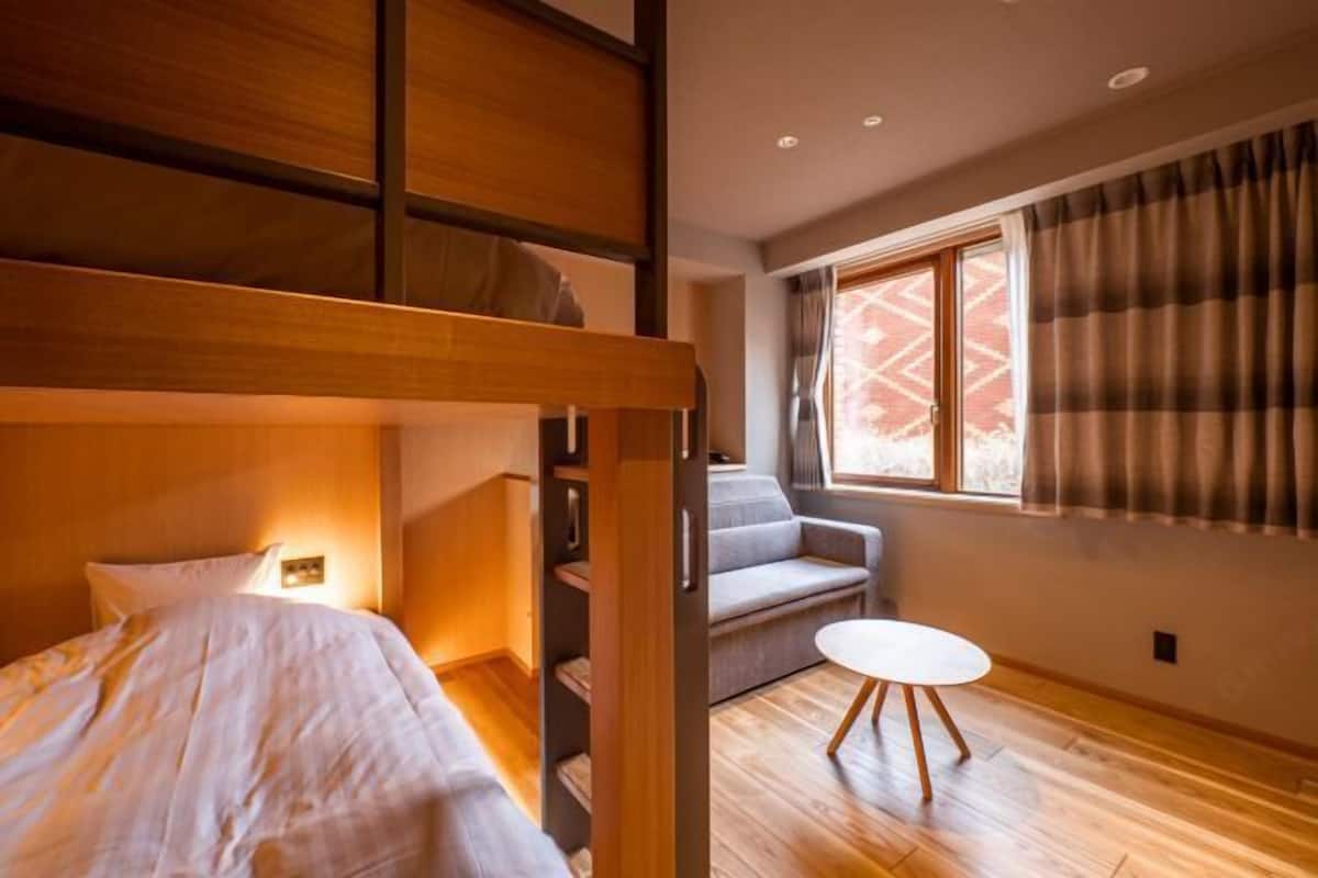 Minibar, cortinas blackout, wifi gratis y ropa de cama