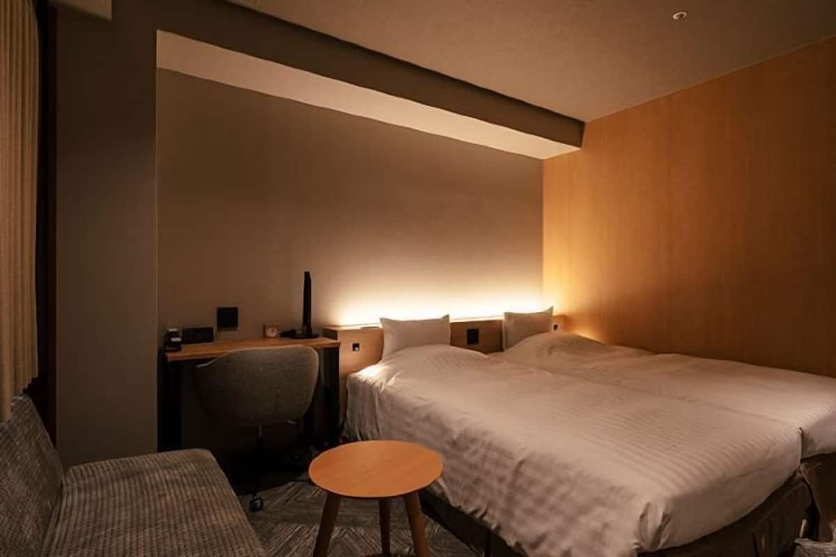 Minibar, cortinas blackout, wifi gratis y ropa de cama