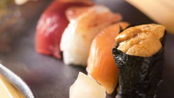 Un plato de sushi con diferentes tipos de pescado y acompañamientos.