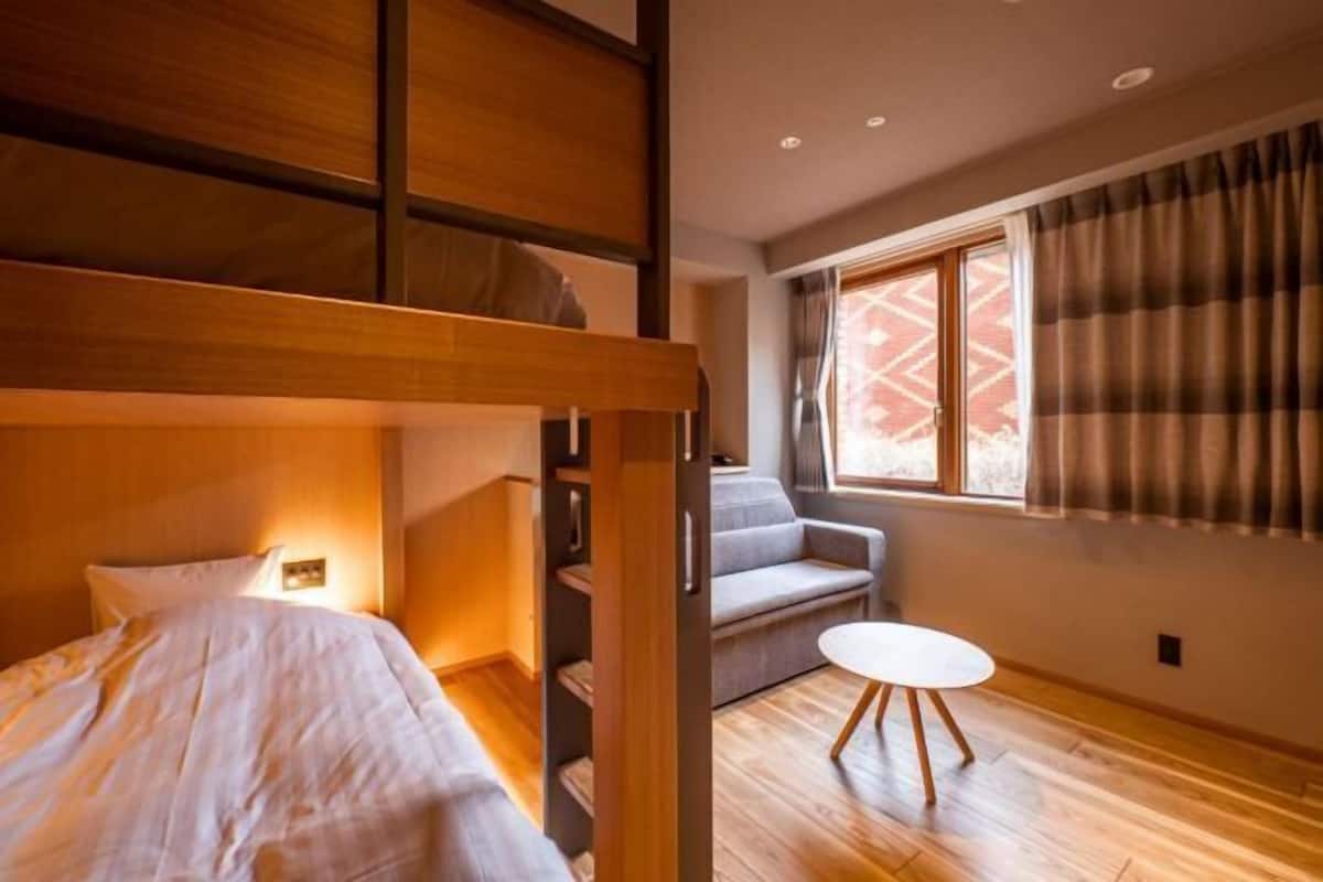Minibar, cortinas blackout, wifi gratis y ropa de cama