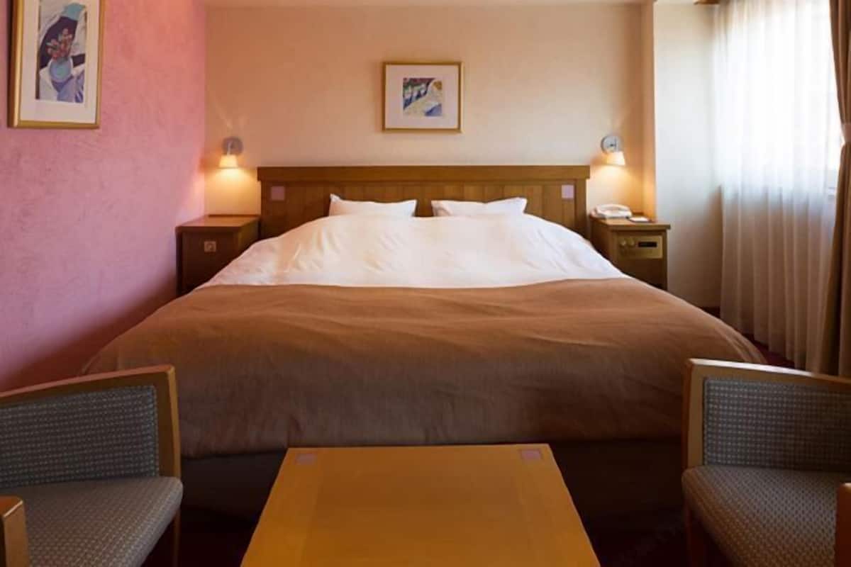 Minibar, cortinas blackout, wifi gratis y ropa de cama
