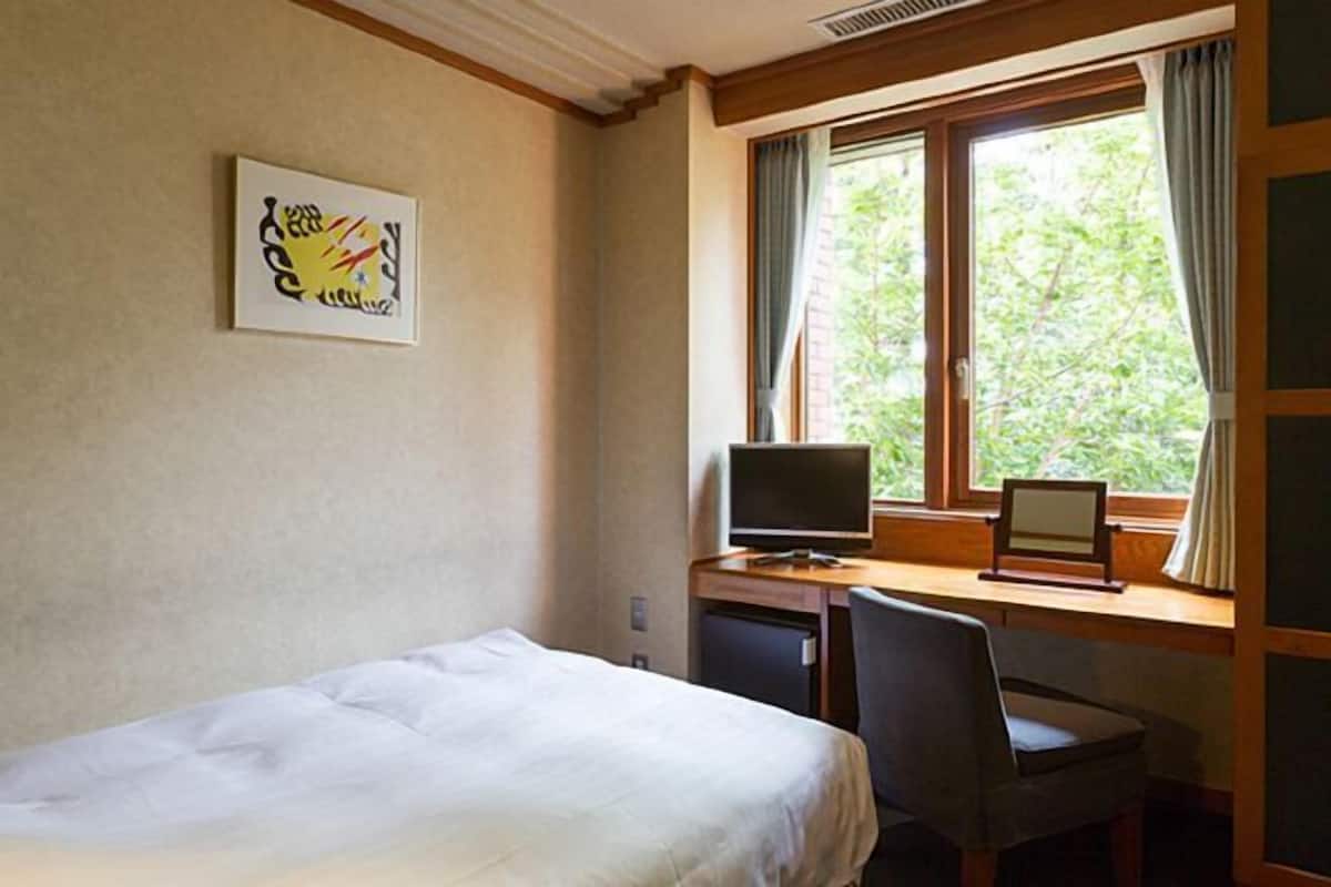 Minibar, cortinas blackout, wifi gratis y ropa de cama