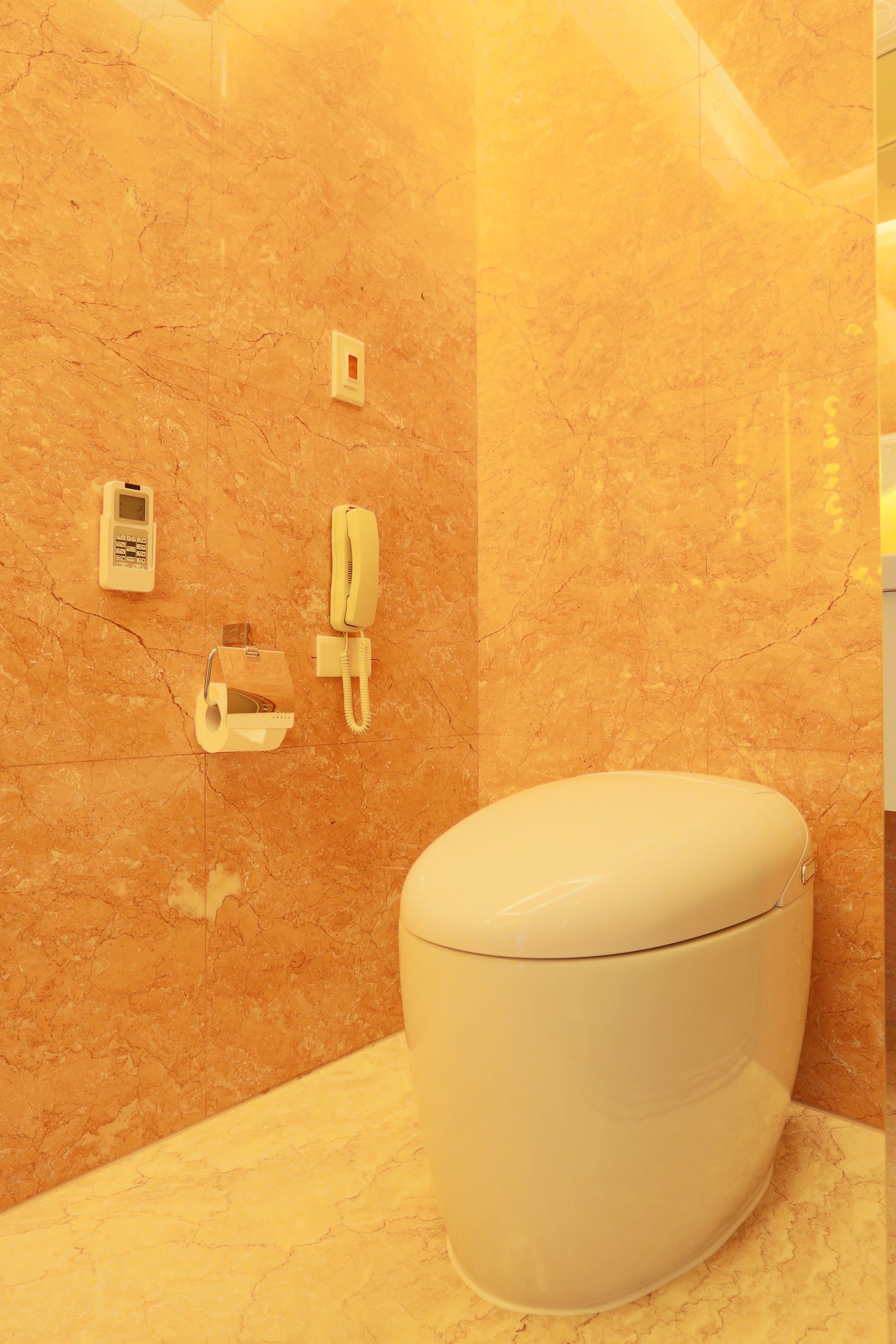 separate bathtub and shower, hair dryer, towels