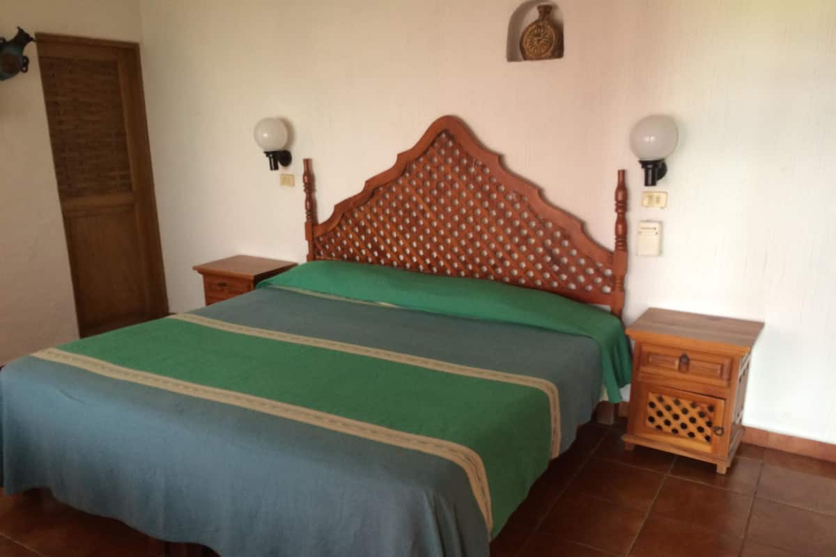 Quarto casal, 1 cama King | Cofres nos quartos