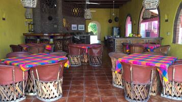 Breakfast and lunch served