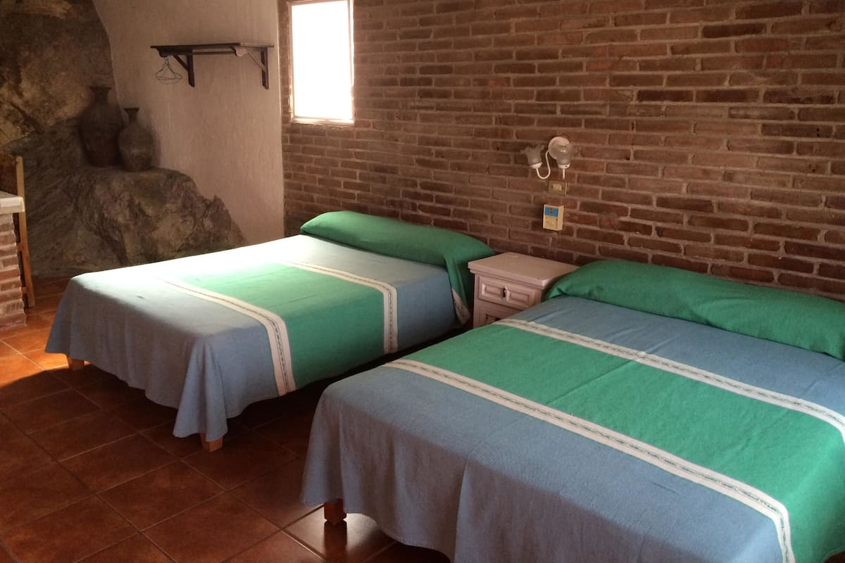 Quarto quádruplo, 2 camas de casal | Cofres nos quartos