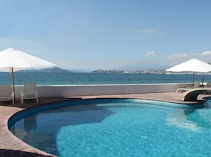 Piscine extérieure, parasols de plage, chaises longues