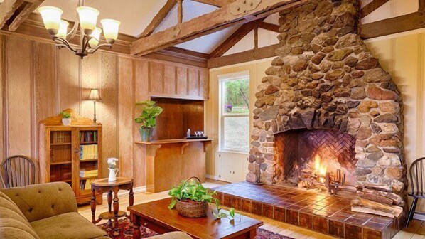 Casa panorámica, varias habitaciones, vistas al valle, con vista al jardín | Área de sala de estar | Chimenea 