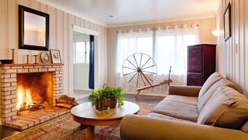 House, Garden Area | Living room | Fireplace