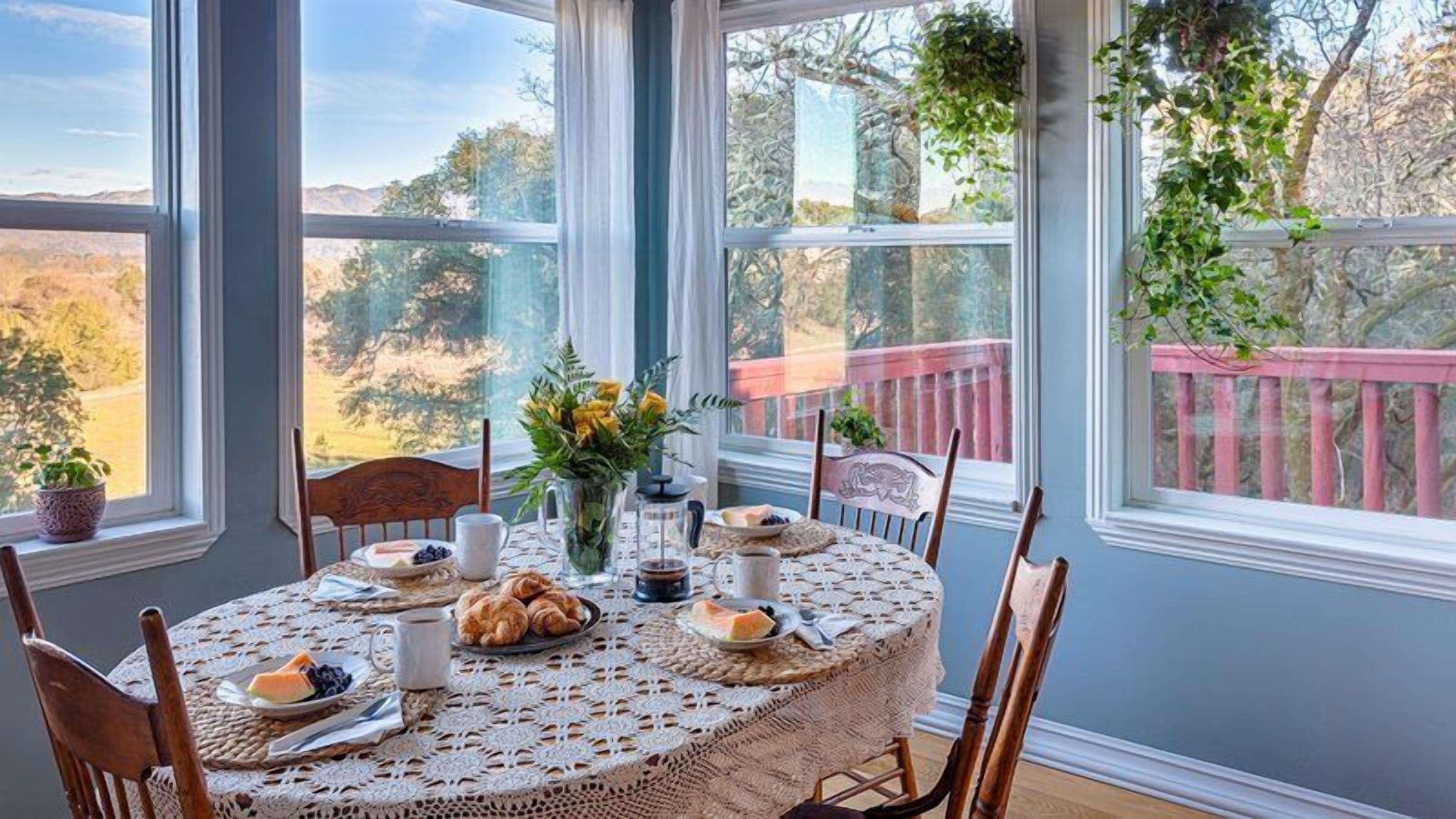 Panoramic House, Multiple Bedrooms, Valley View, Garden Area | In-room dining