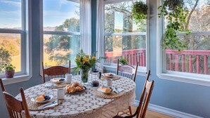 Panoramic-Haus, Mehrere Schlafzimmer, Talblick, zum Garten hin | Essbereich im Zimmer