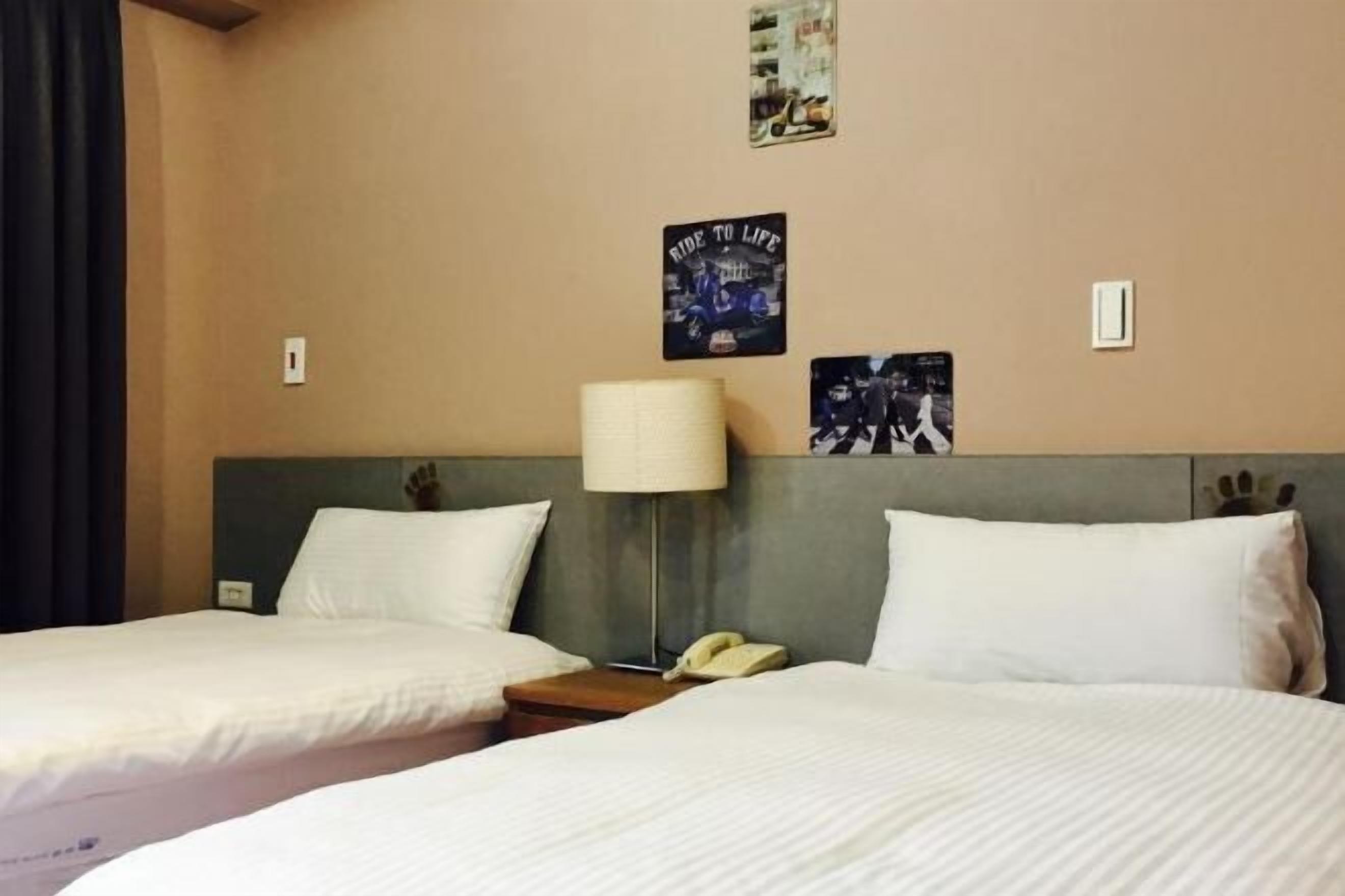 Ropa de cama de alta calidad, edredones de plumas, minibar y escritorio