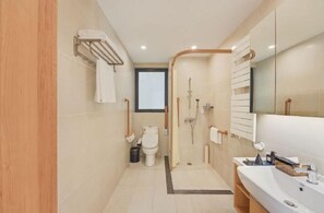 Habitación Deluxe, 1 habitación | Baño | Regadera, amenidades de baño gratuitas, secadora de cabello, pantuflas 