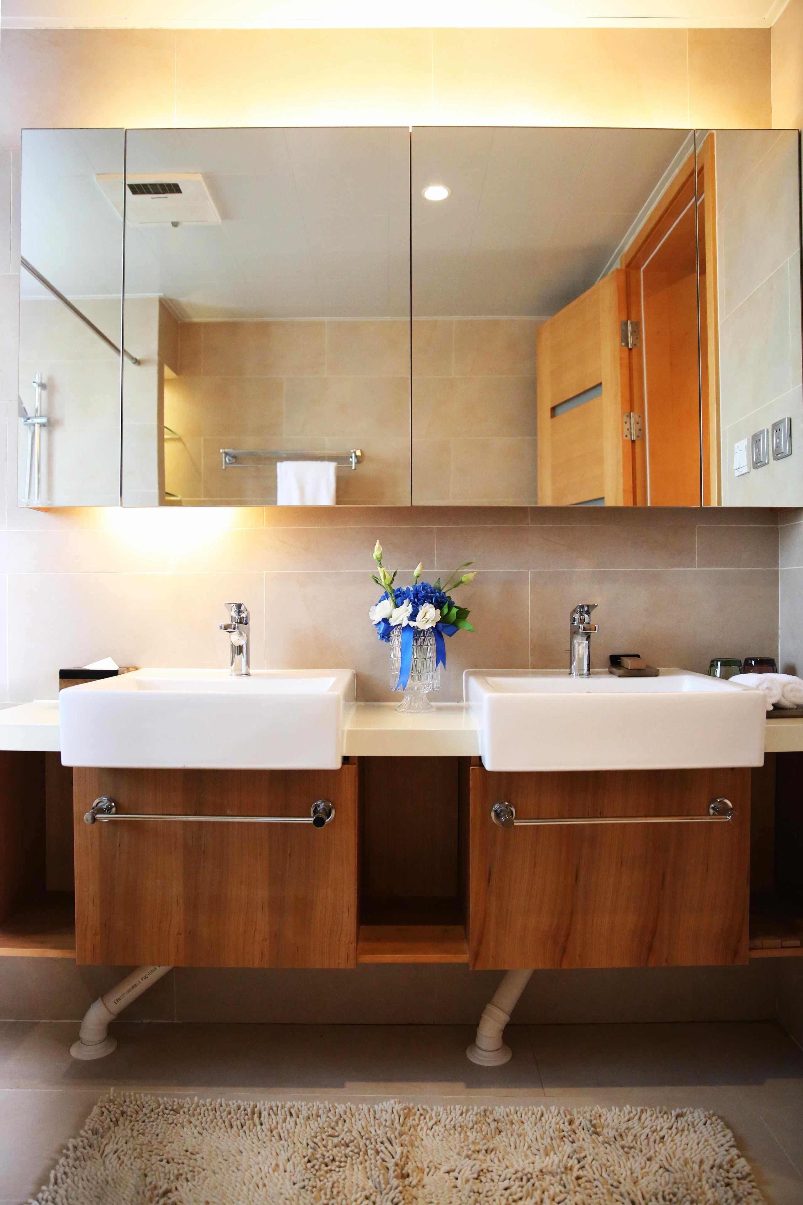 shower, free toiletries, hair dryer, slippers