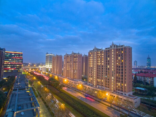 Vista frontal de la propiedad por la tarde o noche