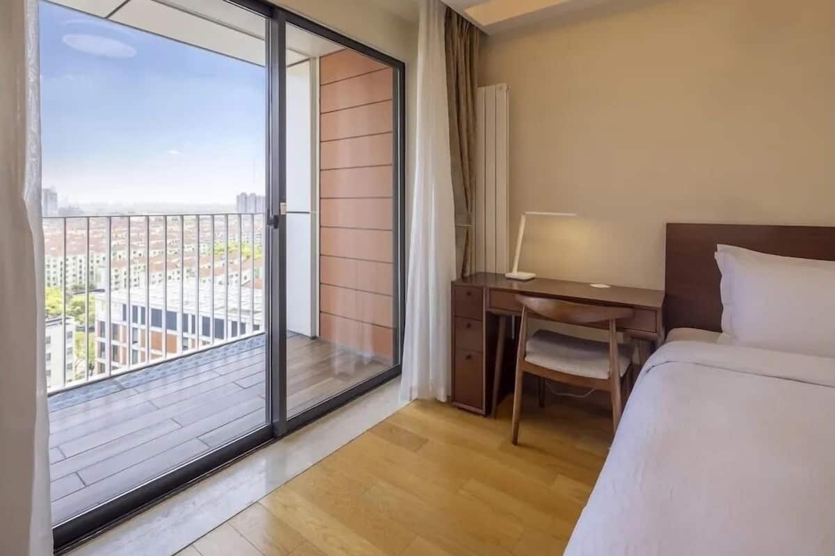 1 soveværelse, dundyner, pengeskab på værelset, mørklægningsgardiner