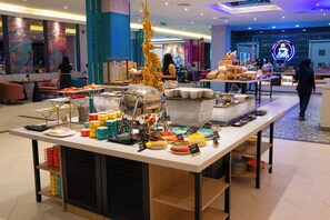 Café da manhã com buffet todos os dias (MYR 85 por pessoa) 