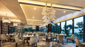 2 restauranter, frokost, lunsj og middag serveres, kinesiske retter