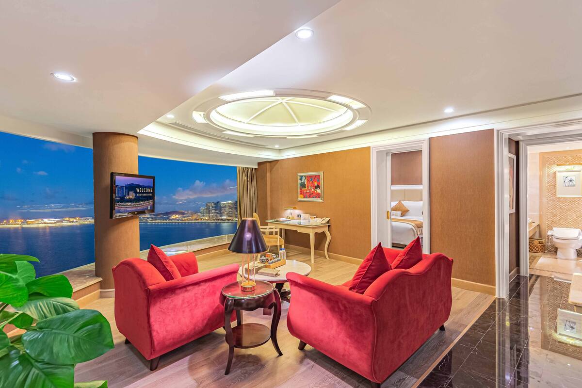 Suite Royal, vistas al mar | Minibar, caja fuerte, escritorio y cortinas opacas
