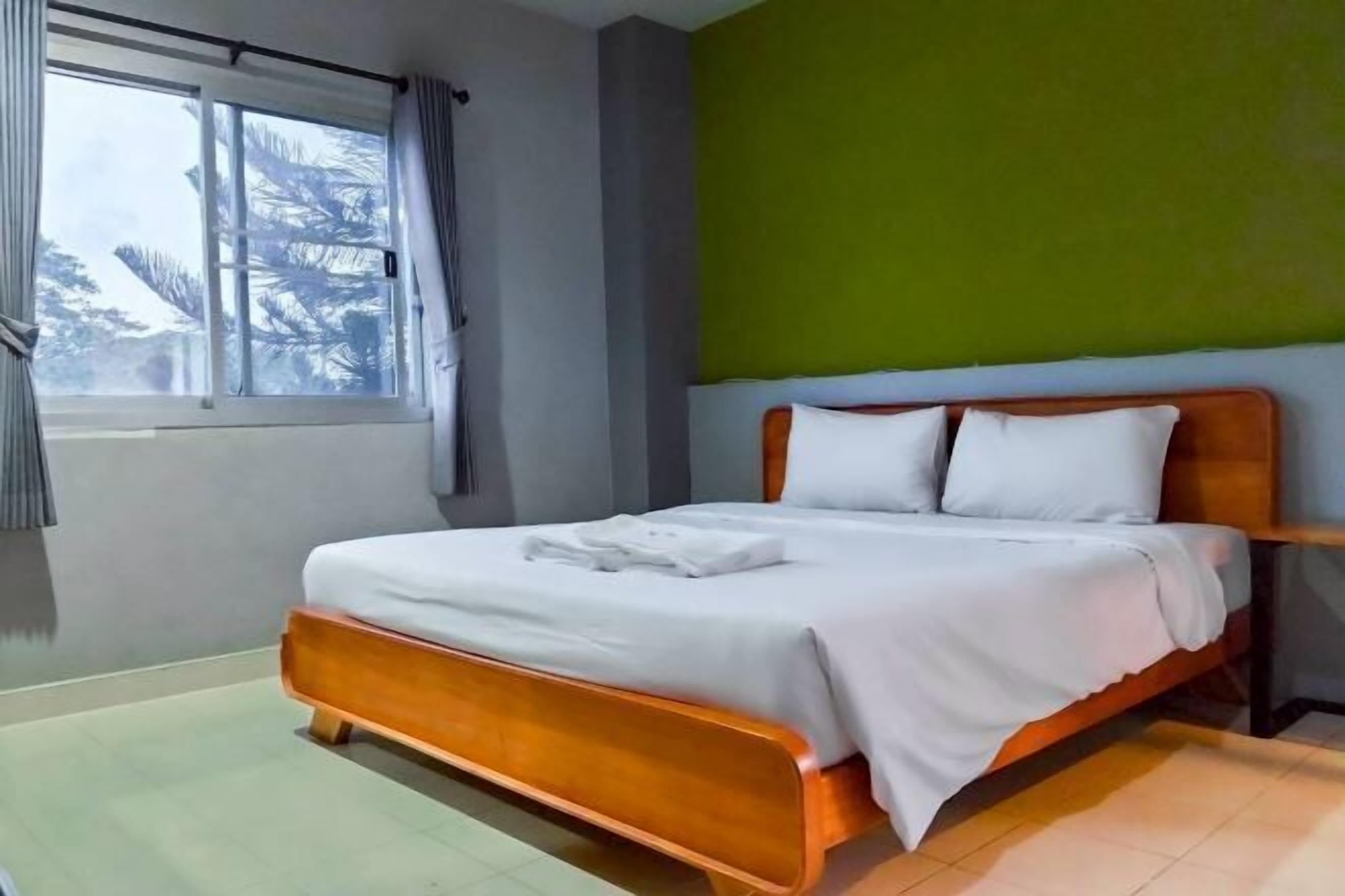 Minibar, desk, free WiFi