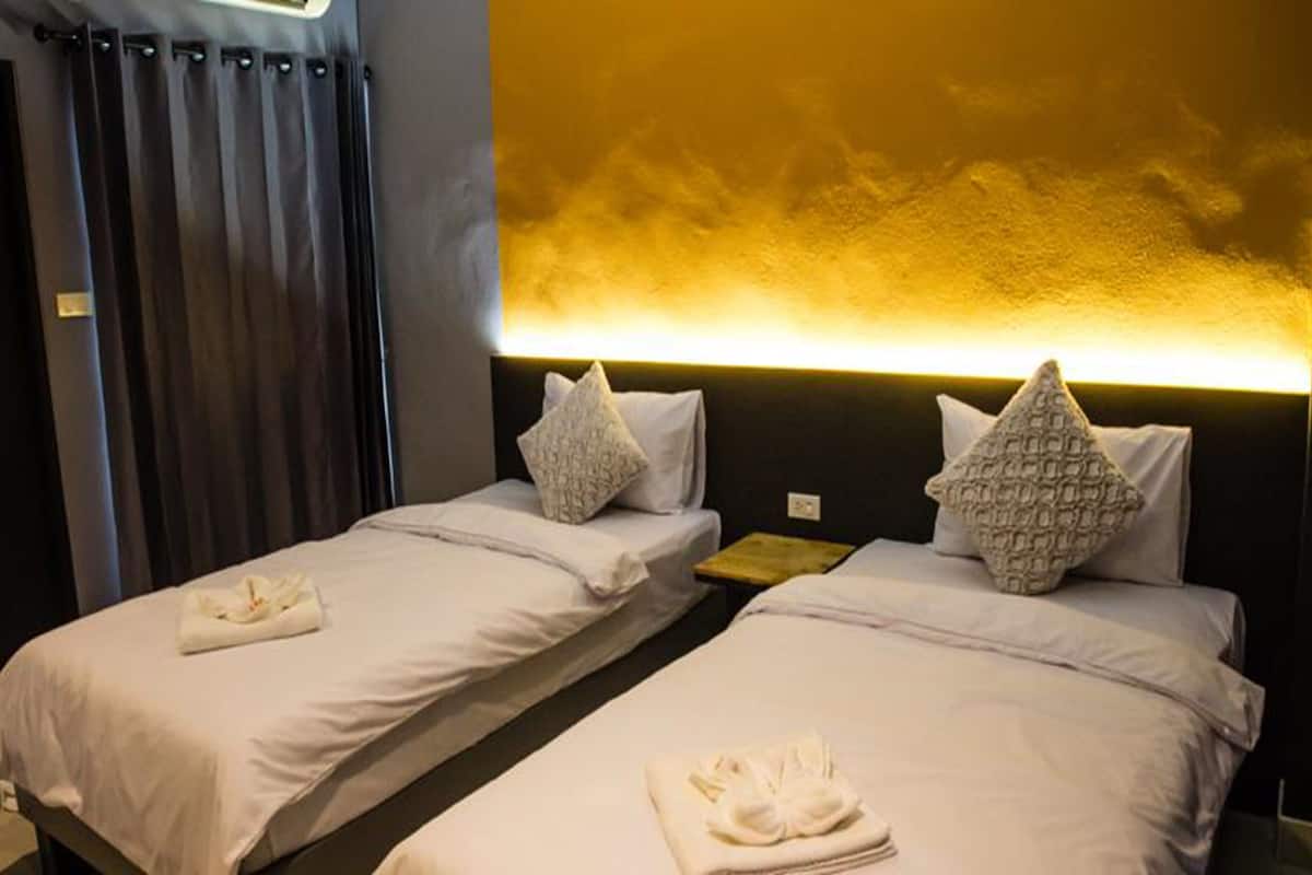 standard twin room | minibar, desk, free wifi