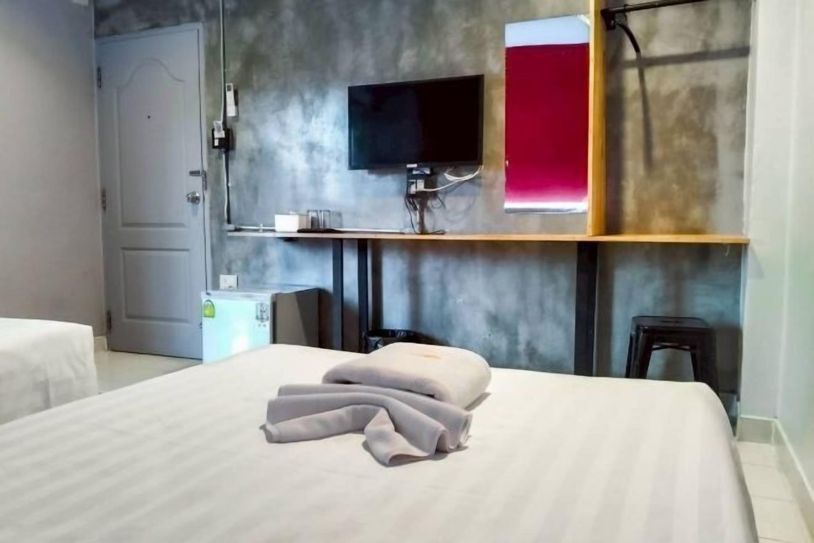 Minibar, desk, free WiFi