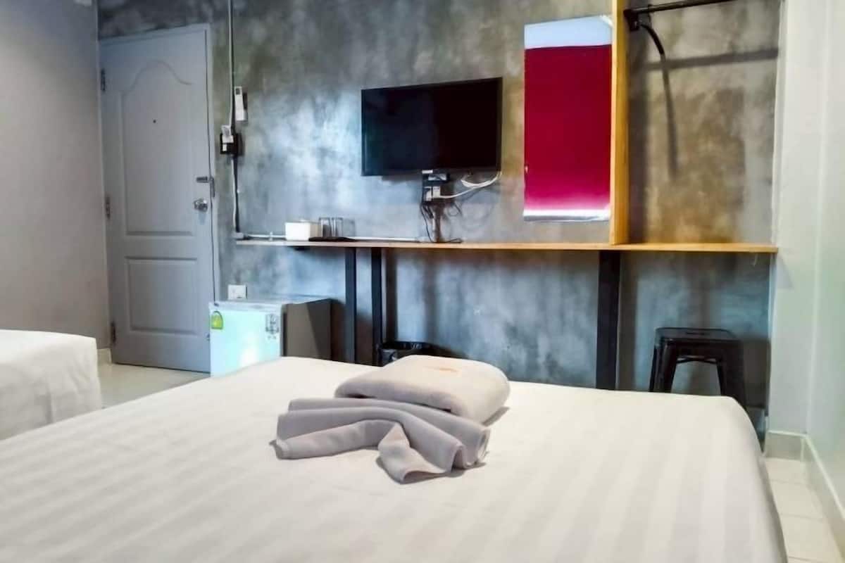 Minibar, desk, free WiFi