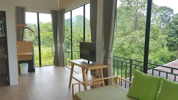 Deluxe Sea View | Desk, soundproofing, free WiFi