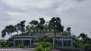 Una casa moderna con balcón y vistas al entorno verde.