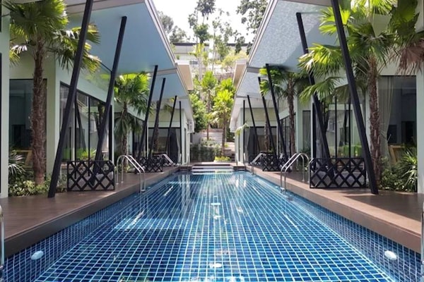 2 outdoor pools