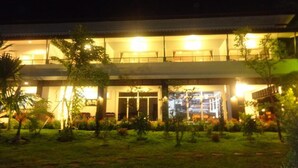 Depan hartanah - siang/malam