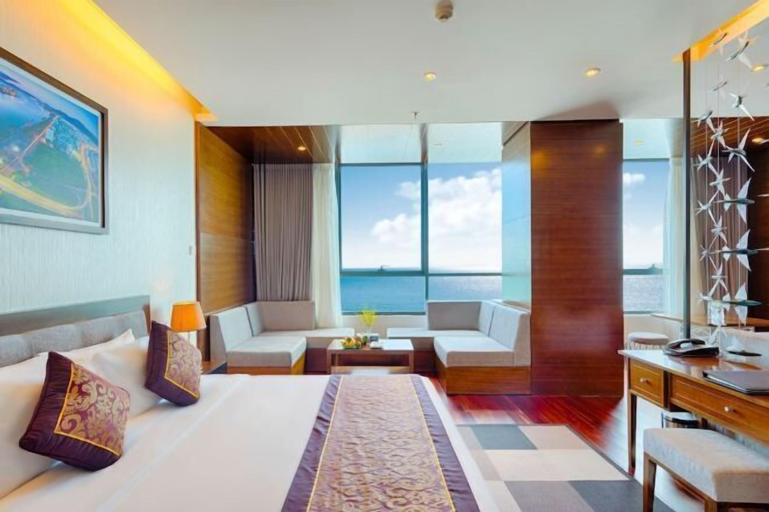 미니바, 객실 내 금고, 책상, 암막 커튼