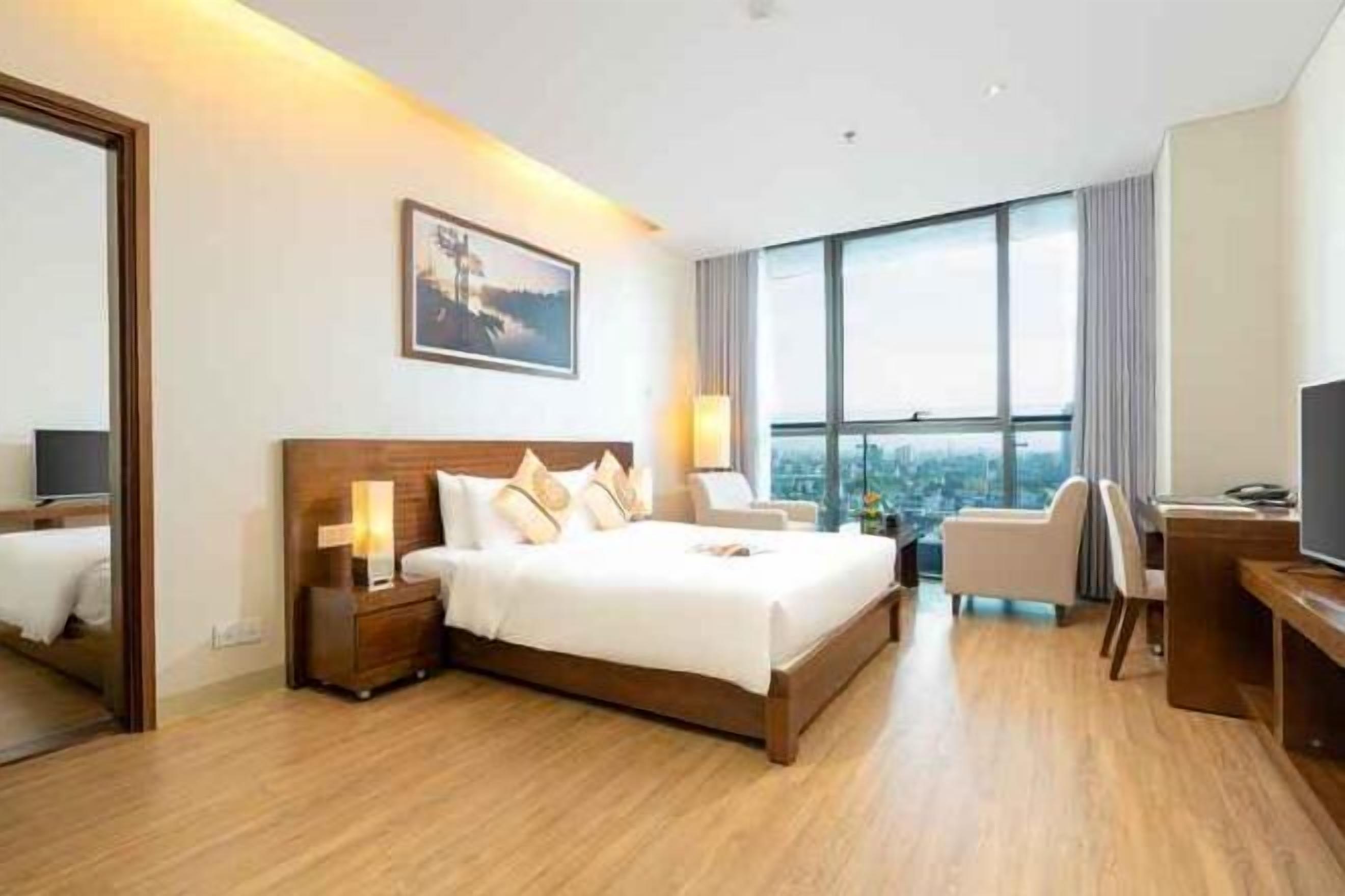 Minibar, safe på rommet, skrivebord og blendingsgardiner